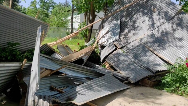Шквалистый ветер повредил десятки жилых домов в Кулябе 