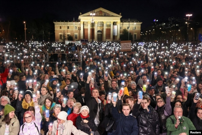 A kormányellenes tüntetés résztvevői 2024. február 16-án a budapesti Hősök terén
