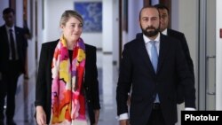 Armenia - Foreign Minister Ararat Mirzoyan and his Canadian counterpart Melanie Joly meet in Yerevan, October 25, 2023.