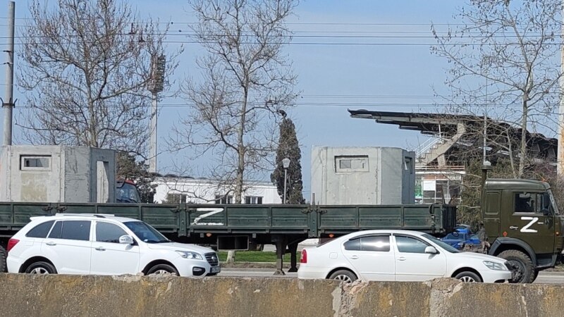 Военные РФ перевозят в Керчи конструкции для защиты в условиях боевых действий в городе (+фото)