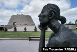 Памятник заключённым женщинам в музейно-мемориальном комплексе жертв политических репрессий и тоталитаризма «АЛЖИР». Акмолинская область, 28 мая 2024 года