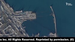 Снимок, показывающий уход российских кораблей из порта Феодосии