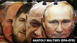Măști înfățișându-i (de la dreapta la stânga) pe Vladimir Putin, Evgheni Prigojin, Ramzan Kadîrov și Alexander Lukașenko într-o piață de suveniruri, Sankt-Petersburg, 5 iunie 2023