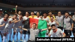 اعضای تیم فوتسال افغانستان راه یابی این تیم را به جام جهانی جشن گرفته اند