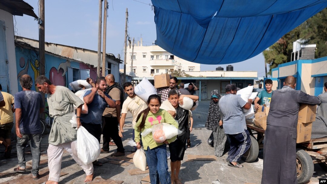 Mii de palestinieni au luat cu asalt depozitele ONU pentru a-şi procura minimul de alimente şi produse de igienă. Ordinea civilă obişnuită riscă să scape de sub control, sub imboldul atacurilor militare intensificate ale Israelului, subliniază agenţia. 