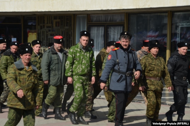 Përfaqësues të grupeve paraushtarake pro-ruse (Kozakët dhe Forcat e Vetëmbrojtjes së Krimesë) në rrugët e Simferopolit, foto arkivore