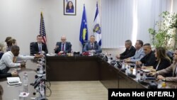 Zyrtarë të Policisë së Kosovës dhe ambasadori amerikan në Kosovë, Jeffrey Hovenier (në mes) gjatë një konference për media në Prishtinë, ku nënshkruan donacionin e dronëve të dhuruar nga SHBA-ja, 11 tetor 2023.