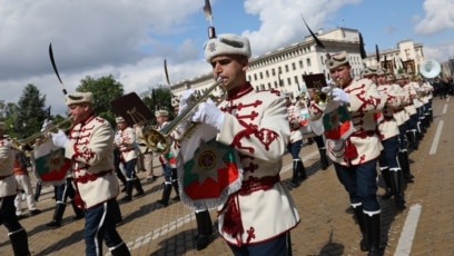 С тържества и празнични шествия в цялата страна България отбеляза