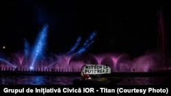  La inaugurarea fântânilor arteziene, realizate de Primăria Sectorului 3 pe lacul din IOR, mai mulți bucureșteni din Grupul de Inițiativă Civică IOR-Titan și Greenpeace România a organizat un protest atât pe uscat cât și pe apă.