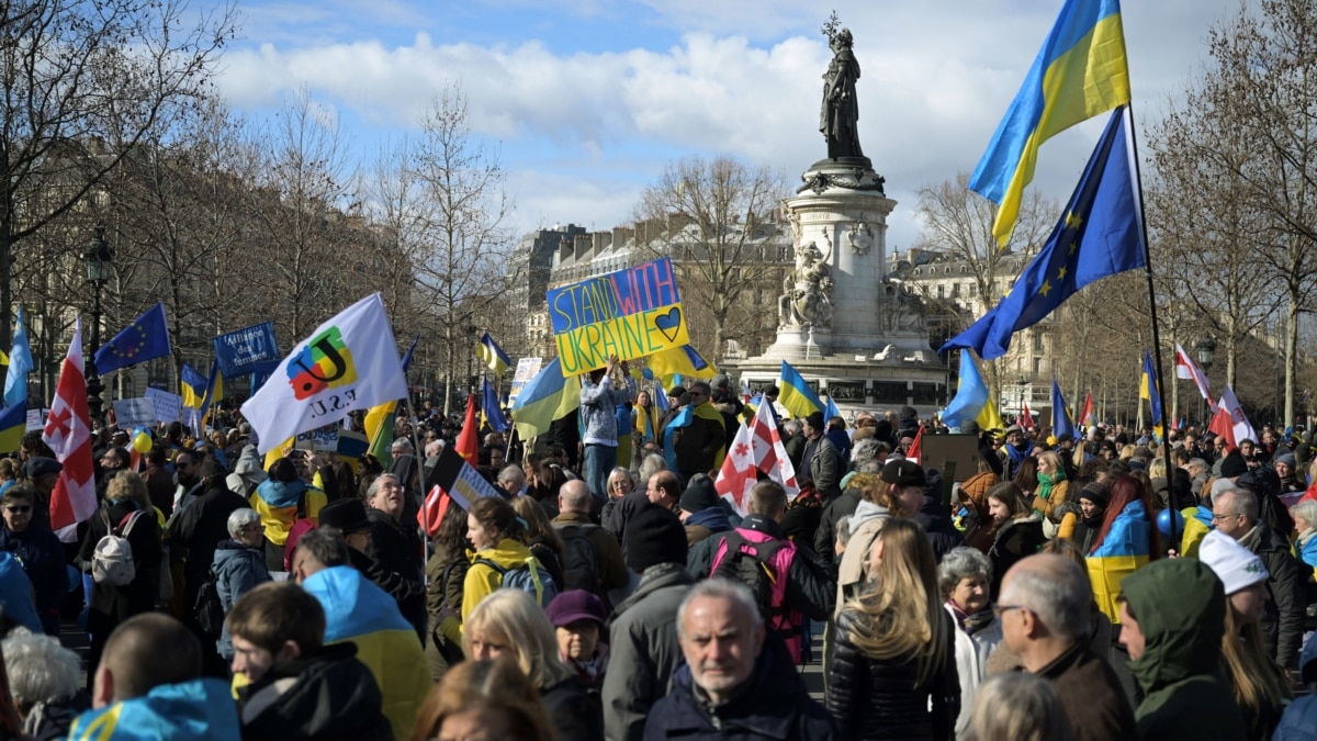 Rallies In Berlin, Paris Call For Peace In Ukraine