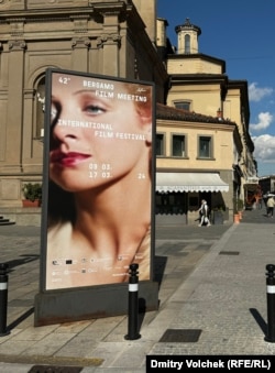 Реклама фестиваля в центре Бергамо