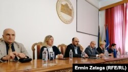 Rektor Rifat Škrijelj (treći sa lijeve strane) i članovi Senata Univerziteta u Sarajevu 6. marta 2023. godine