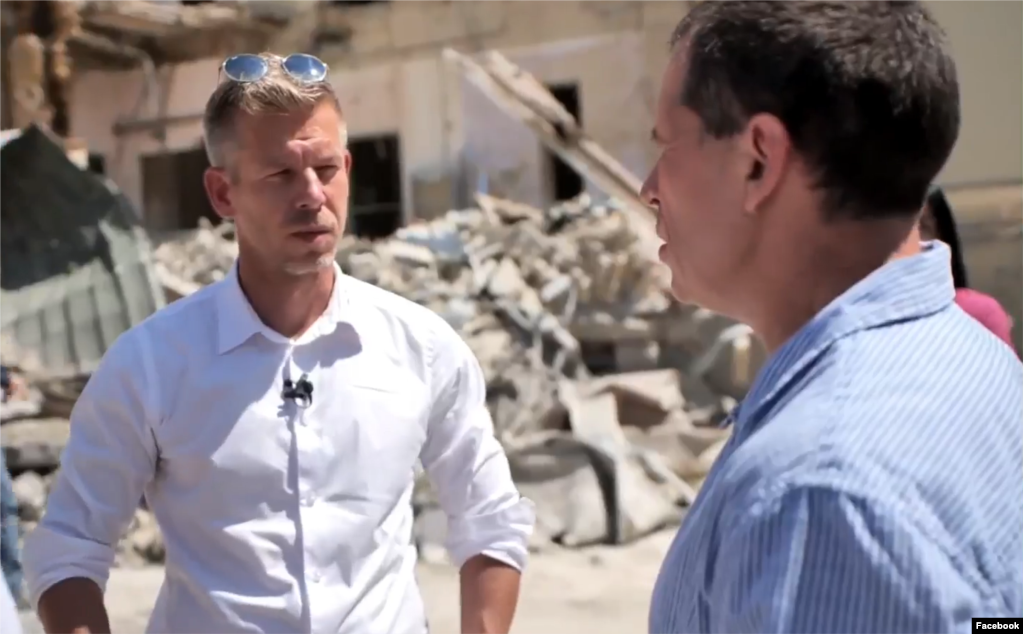 Петер Мадяр на руїнах однієї з будівель лікарні «Охматдит» у Києві влітку 2024 року після її обстрілу російською ракетою