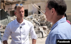 Петер Мадяр на руїнах однієї з будівель лікарні «Охматдит» у Києві влітку 2024 року після її обстрілу російською ракетою