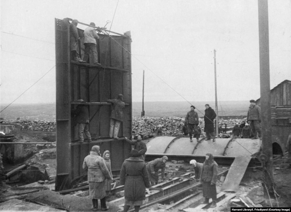 Ky imazh tregon punëtorët duke riparuar pajisje në minierën e qymyrit Dzerzinsky. &nbsp; Donbasi u pushtua nga forcat naziste dhe italiane nga viti 1941 deri në vitin 1943. Shumica e fotove në këtë galeri janë realizuar mes viteve 1944 dhe 1949. &nbsp;