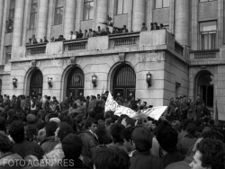 Revoluționarii au luat cu asalt clădirea fostului Comitet Central al PCR după fuga lui Ceaușescu, 22 decembrie 1989.
