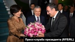 Вице-президент Турции Джевдет Йылмаз встречает в аэропорту Анкары президента Узбекистана Шавката Мирзияева и его супругу, 5 июня 2024 года.