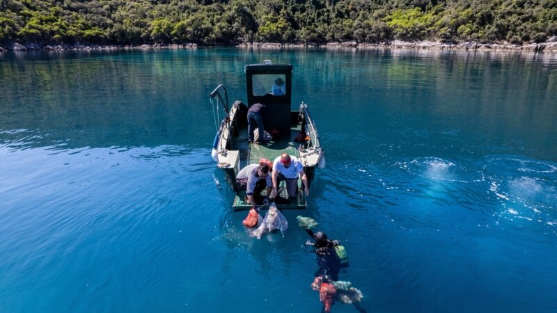 Zhytësit pastrojnë mbi një ton mbeturina nga Adriatiku