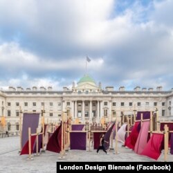 Pavilion expoziţional în faţa palatului Somerset din Londra, unde are loc Bienala de Design 2023.