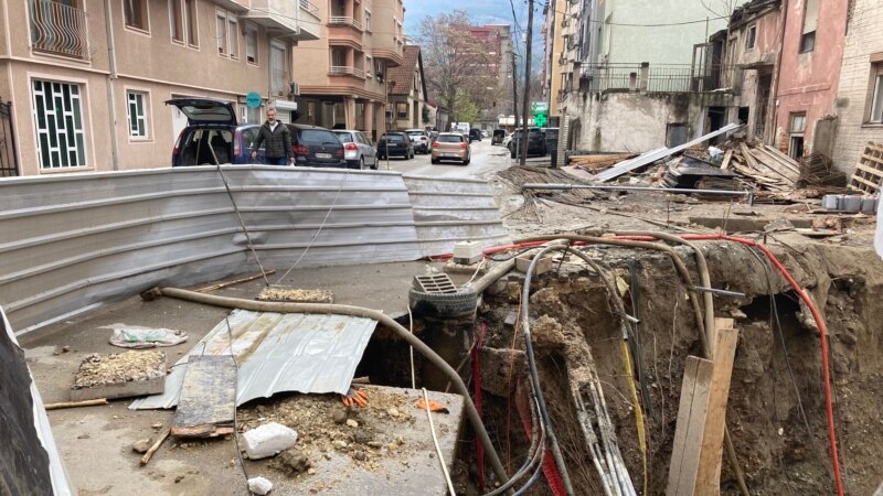 Дупка во центарот на Скопје: Улицата пропадна, градењето продолжува