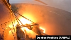Українські гелікоптери використовують метод стрільби з кабрування – задирають ніс гелікоптера і випускають кілька десятків некерованих ракет