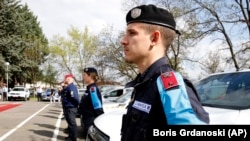 Stalni korpus Frontexa postrojava se tokom službenog pokretanja zajedničke operacije u Sjevernoj Makedoniji, u policijskim vojarnama u Skoplju, 20. april 2023.