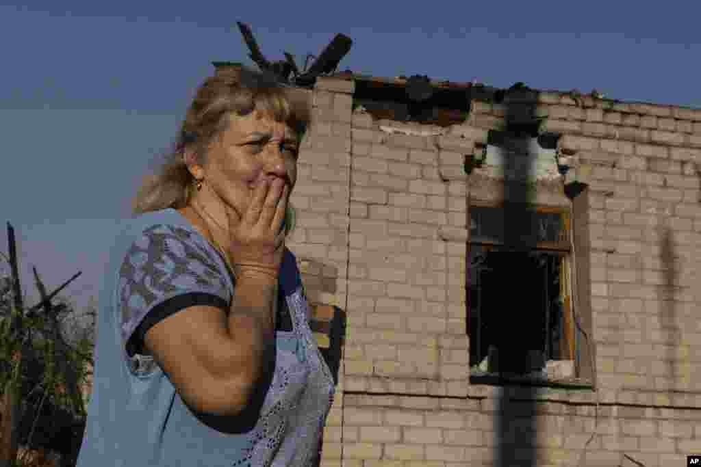 61-річна Олена Кононенко реагує на наслідки російського ракетного обстрілу у своєму дворі, Костянтинівка, Донецька область, 27 вересня 2023 року.