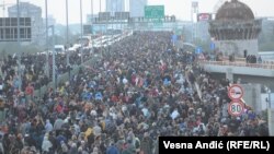 Okupljeni učesnici protesta na Gazeli, najprometnijem mostu u Beogradu.