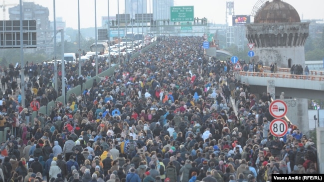 Okupljeni učesnici protesta na Gazeli, najprometnijem mostu u Beogradu.