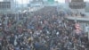 Mijëra qytetarë në Beograd duke protestuar kundër dhunës, 12 maj 2023.