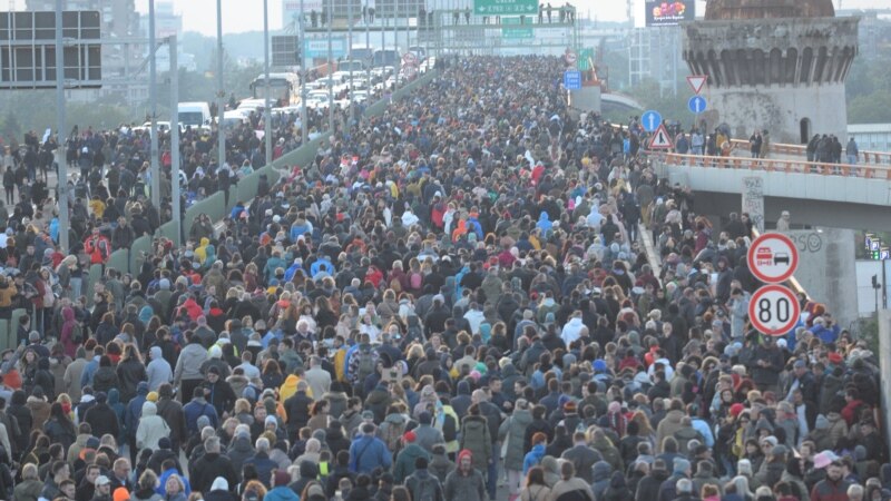 Mijëra njerëz protestojnë në Beograd kundër dhunës 