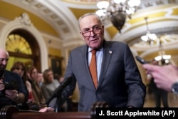 Лідер демократичної більшості у Сенаті Чак Шумер спілкується з журналістами щодо кордону США