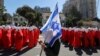 Протести в Ізраїлі: жінки вийшли на вулиці у червоних мантіях, як у серіалі «Розповідь служниці»