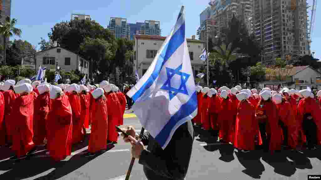 Nem csak Tel-Avivban, hanem Jeruzsálemben is volt látható jele az elégedetlenségnek csütörtökön: tüntetők egy csoportja hosszú piros vonalat festett a legfelsőbb bírósághoz vezető utcára