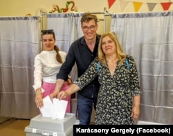 Karácsony Gergely és családja leadja szavazatát Budapesten