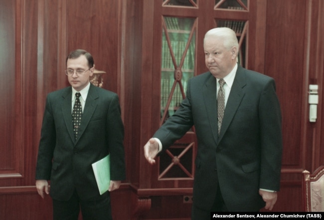 Boris Yeltsin dhe Sergei Kiriyenko.  17 gusht 1998