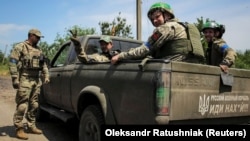 Украинские военные в освобожденном от армии РФ селе Нескучное. Донецкая область, Украина, 13 июня 2023 года