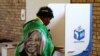 Žena u odori koja označava njenu podršku ANC-u glasa na izborima, Houptaun, Južna Afrika, 29. maj 2024.