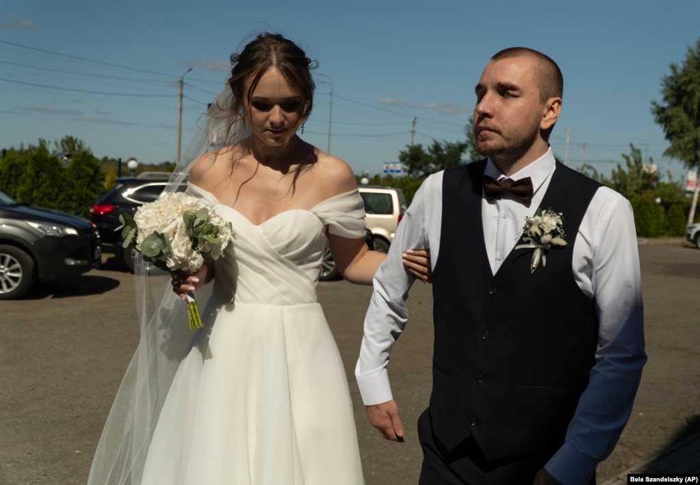Më 9 shtator, një ditë me diell dhe rrezatuese, Ryabets e veshur me fustan të bardhë dhe me buqetën e luleve në dorë, e shoqëroi dhëndrin, Sorokën, në dasmën e tyre në Kiev. &nbsp;