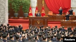 Lideri verikorean, Kim Jong Un, gjatë takimit të partisë së tij. 31 dhjetor 2023. 