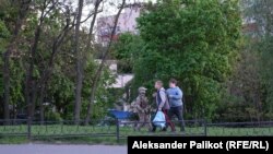 Kiyevdə plastik silahlarla oynayan uşaqlar