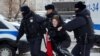 პოლიცია აკავებს მომიტინგეს ნავალნის ხსოვნისადმი მიძღვნილ აქციაზე. მოსკოვი, 2024 წლის 17 თებერვალი
