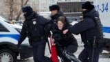 'Borio se za sve nas': Cvijeće za Navaljnog u Moskvi i hapšenja okupljenih