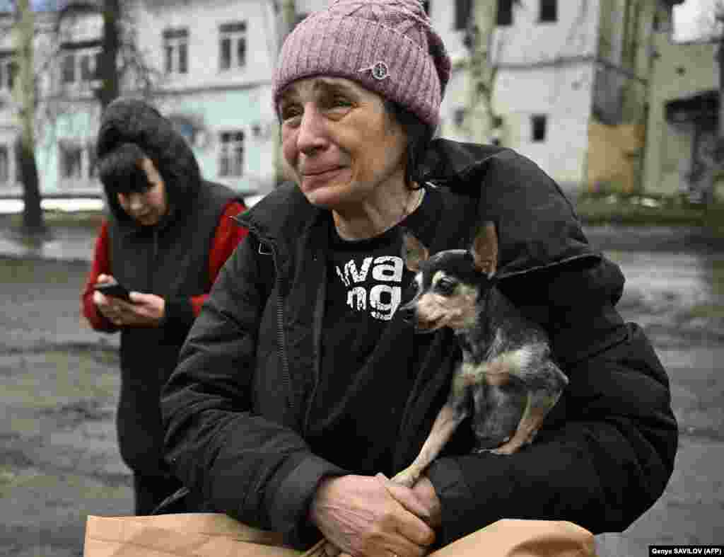 Lyuba duke qarë ndërsa shtrëngon qenushin e saj që dridhej, Margot, pasi u evakuua nga Bahmuti me ndihmën e ushtarëve ukrainas. &quot;Duhet të ishim larguar më herët&quot;, tha ajo pasi mbërriti e sigurt në Çasiv Jar më 3 prill. &nbsp;