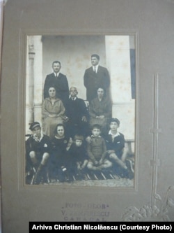 Străbunicul lui Christian Nicolăescu, cel care ajunsese primul în România din Macedonia, bunicul - constructorul casei, și copiii lui, la intrarea în casă (cca 1920).