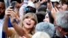Американската поп ѕвезда Тејлор Свифт прави селфи со обожавателка на меѓународниот аеродром во Торонто, септември 2022 година.