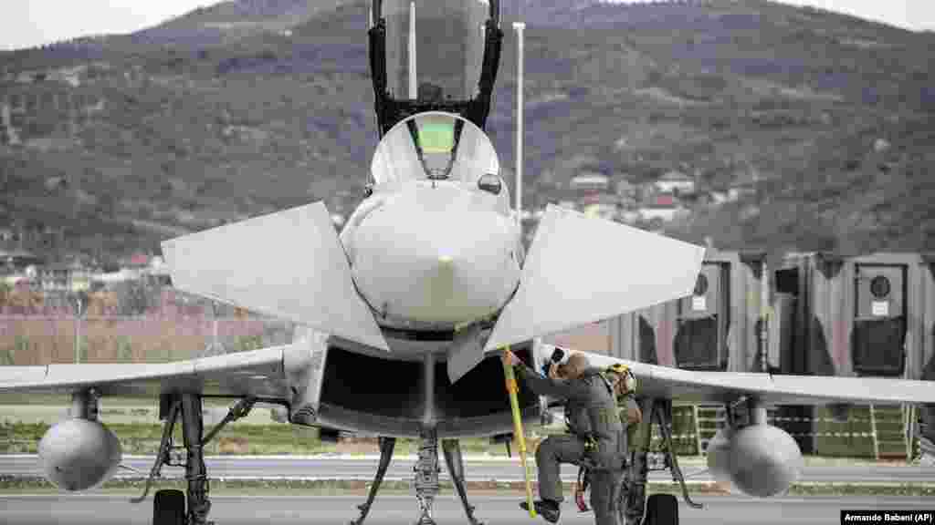 Pilot silazi sa svog italijanskog aviona Eurofighter Typhoon nakon slijetanja. &nbsp;