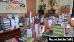 Tankönyvek a XVI. kerületi Kölcsey Ferenc Általános Iskolában 2023. augusztus 28-án
