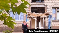Селище Луч на Миколаївщині, біля розбитого дитсадка, жовтень 2023 року