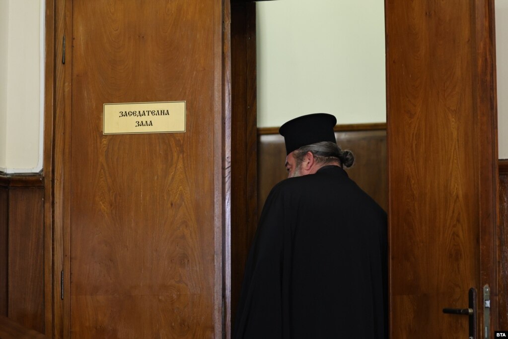 Вхід в залу Академії наук в Софії, де відбувались вибори нового патріарха БПЦ. Даниїл переміг опонента лише трьома голосами